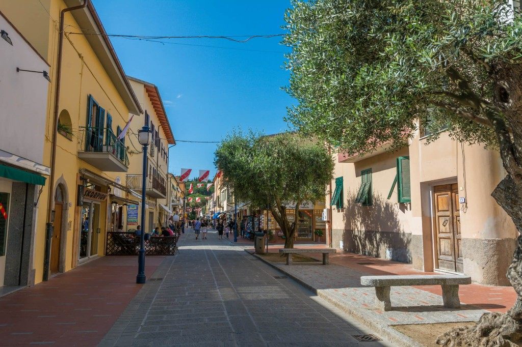 Via del centro storico di Marina di Campo, con negozi e caffè