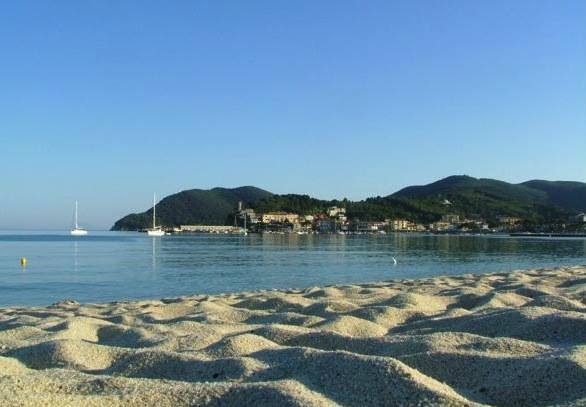 La spiaggia di Marina di Campo con la pineta e il golfo