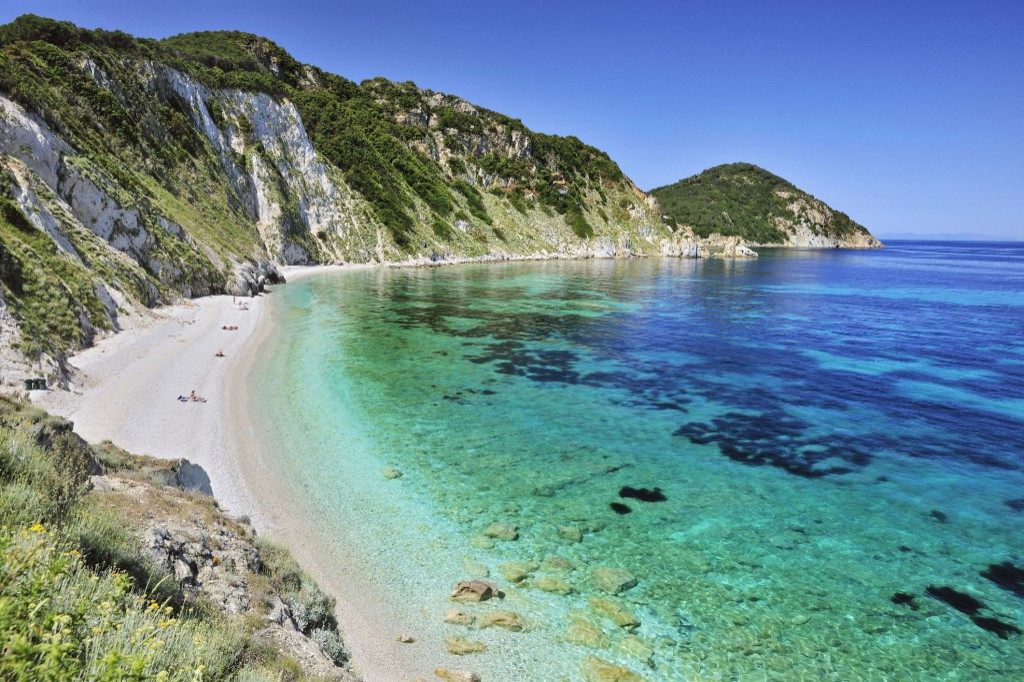 Baia con scogliera e acqua turchese all'Isola d'Elba